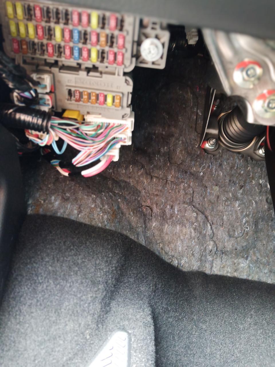 各位车友，我的享域刹车油门上方有线漏出来，请问原车是这样的吗？