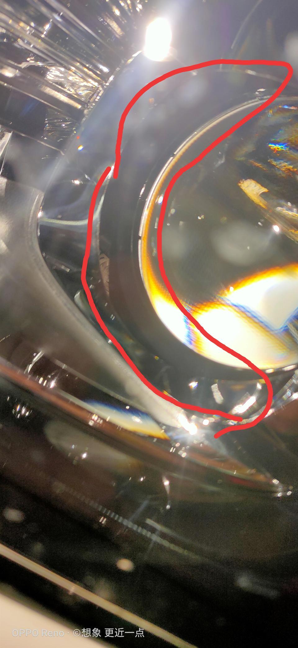 威朗大灯透镜离前面的塑料框还有那么大的空，能不能往前动一下，如图红圈内