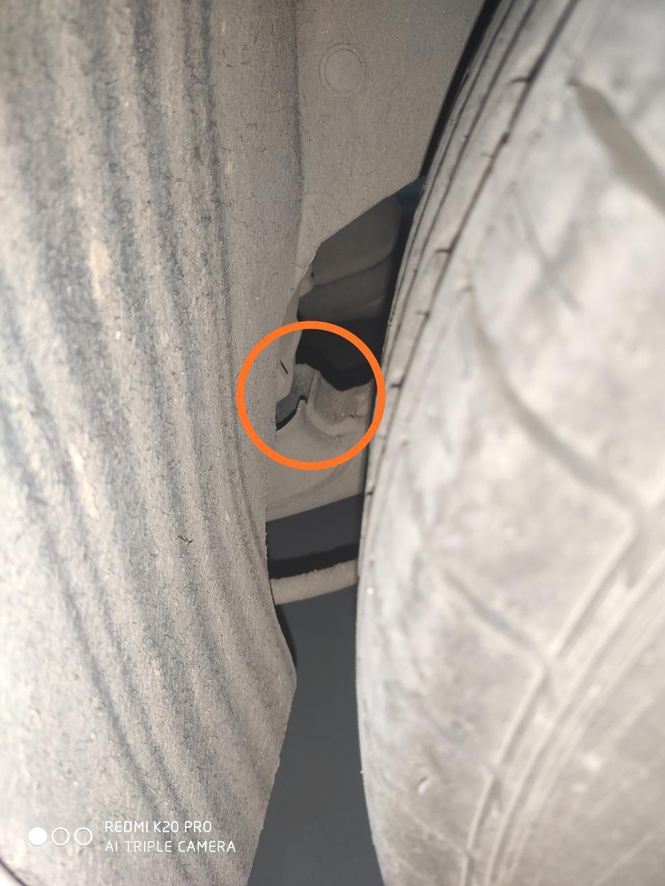 别克威朗2018款自动领先！图中红⭕这个地方是不是断裂了？？今天行驶途中，时速60公里，路中间有个深坑，直接压过去了，听到一声巨响，明显感觉啥坏了？？请老师帮忙看下是啥坏了？一般高速度行驶过深坑，听到重重磕底盘的声音，会损坏哪些地方