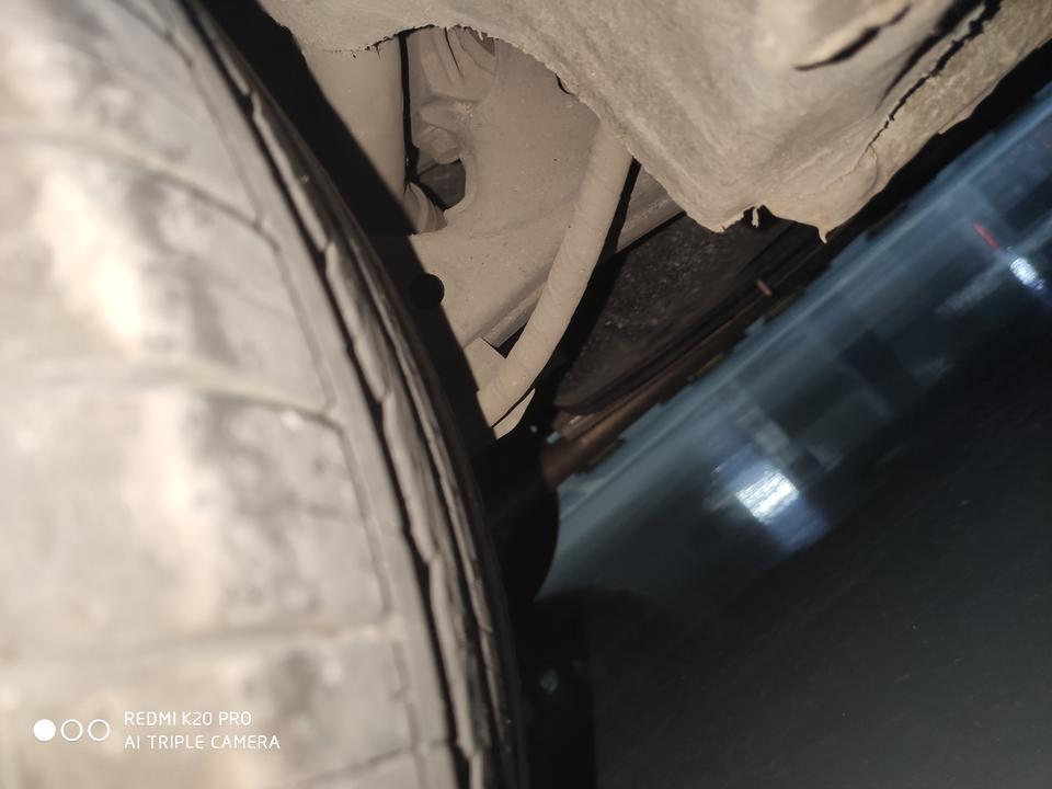 我是18款威朗自动领先，行驶路过路面有深坑，6码速度，明显有轿车底部磕碰路面的声音，是不是哪个部位损坏了？下面图片红圈部位是不是折断了！请专家老师们帮忙看下。