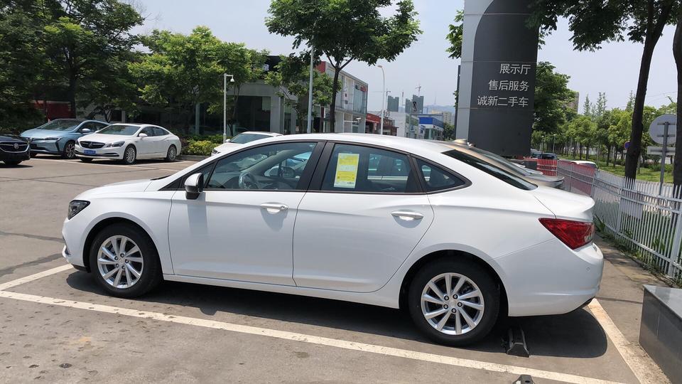 请问下，新买的19款别克威朗三厢自动领先版车在什么情况下会出现起步转向咯咯的响呀？或者是按了什么按键导致的吗？求大神指教
