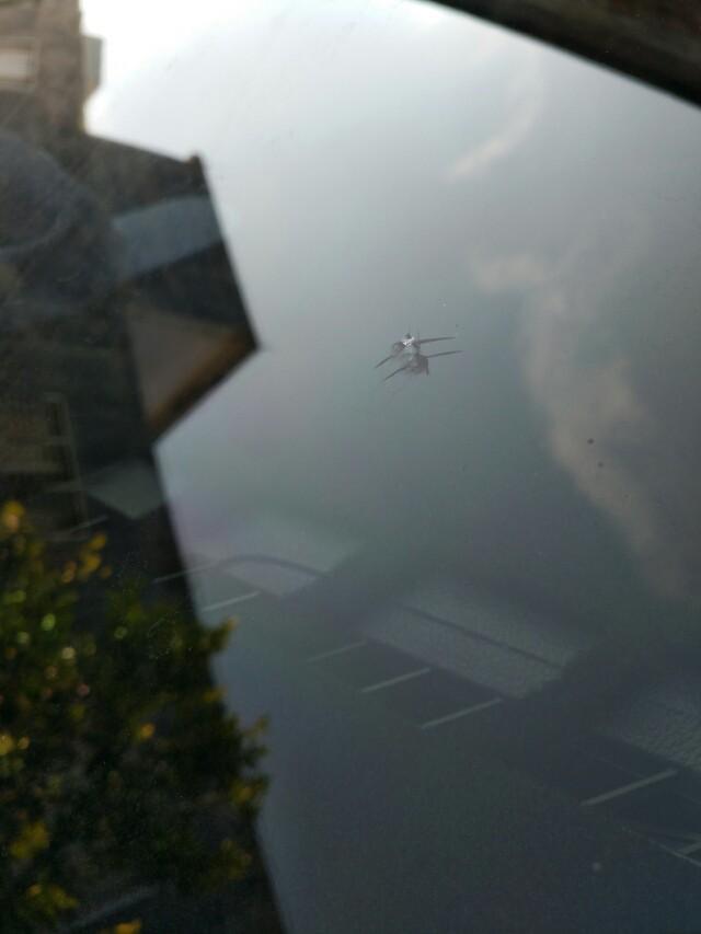 威朗-昨天高速听到啪的一声，服务区一看，前挡玻璃一个窟窿，朋友们帮忙看看维修需要多少钱，需不需要维修，感谢