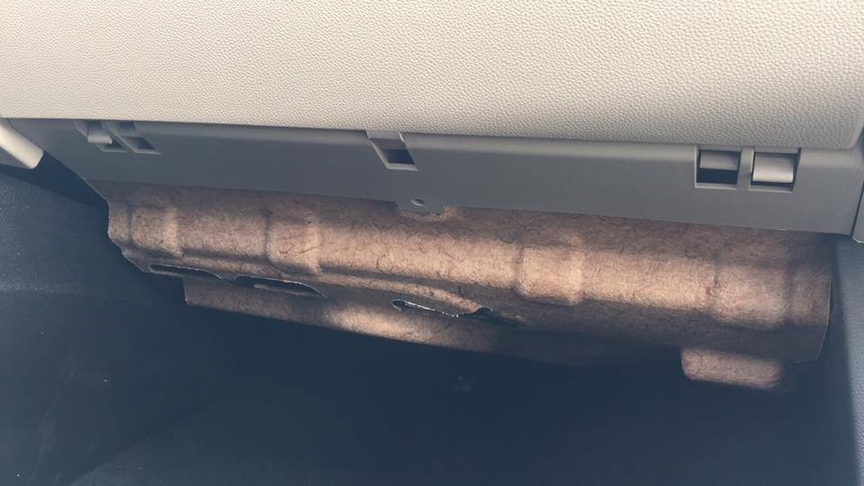 15s自动领证型，19款，威朗副驾驶这边就是放东西的下面是这样子吗？我感觉好像少了一个东西呢？求告知！感谢！！！