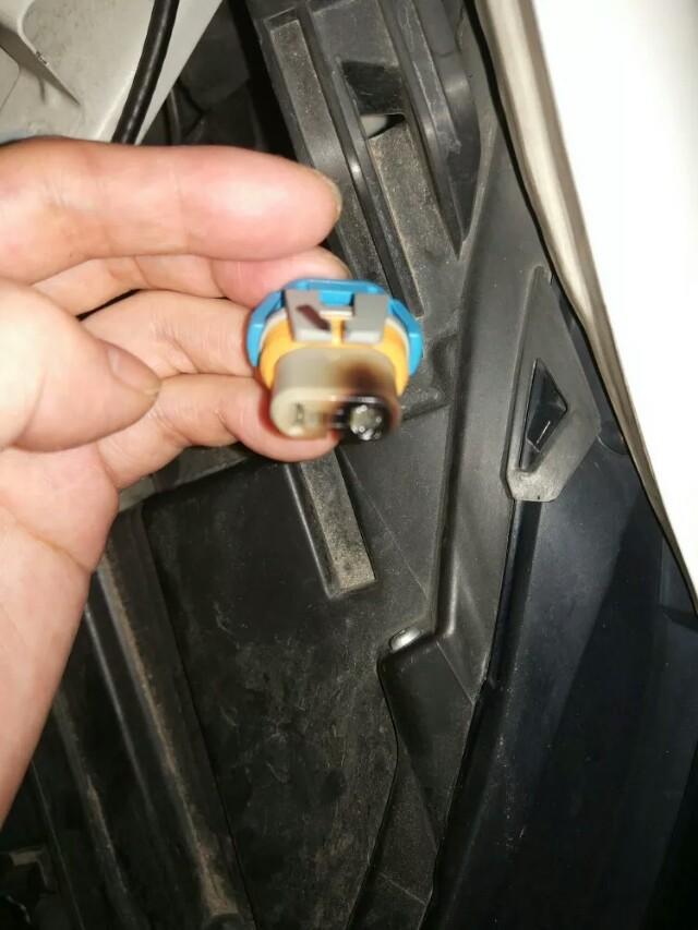 威朗有没有换灯的？led不聚光疝气有点看下图，小贵说啥的都有，有没有换卤素大灯的？看下图。有没有换这种的？会不会造成下图这样？有换的吗？