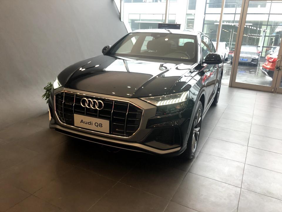 宝马740尊享对比奥迪Q8臻选哪个值得买。价钱一样裸车85万，落地95万