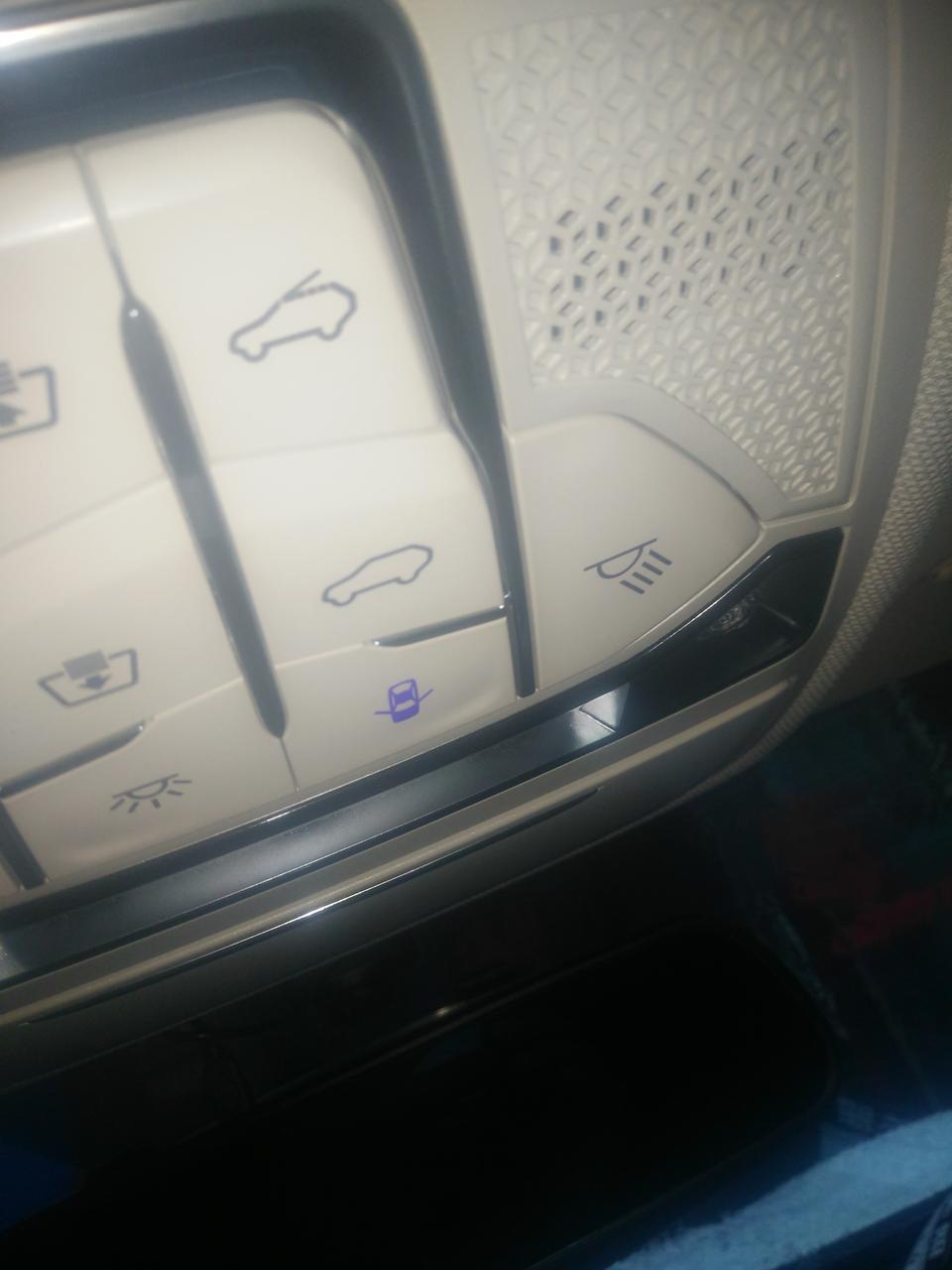 奔腾t77-今天下雨发现顶棚漏水，是不是把第二层网布关上就不漏了，沙眼这里漏，怎么回事？