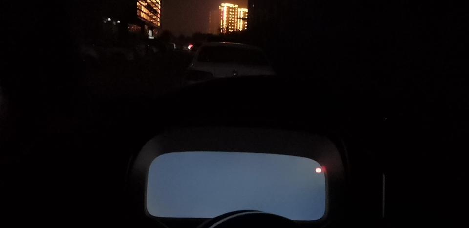 请问一下唐dm2019款，车子熄火关闭之后，仪表盘一直亮着，右上角驻车灯也一直亮着，这是什么情况？图片是媳妇在外面锁了车，我在车里面拍的，有知道原因的大神么