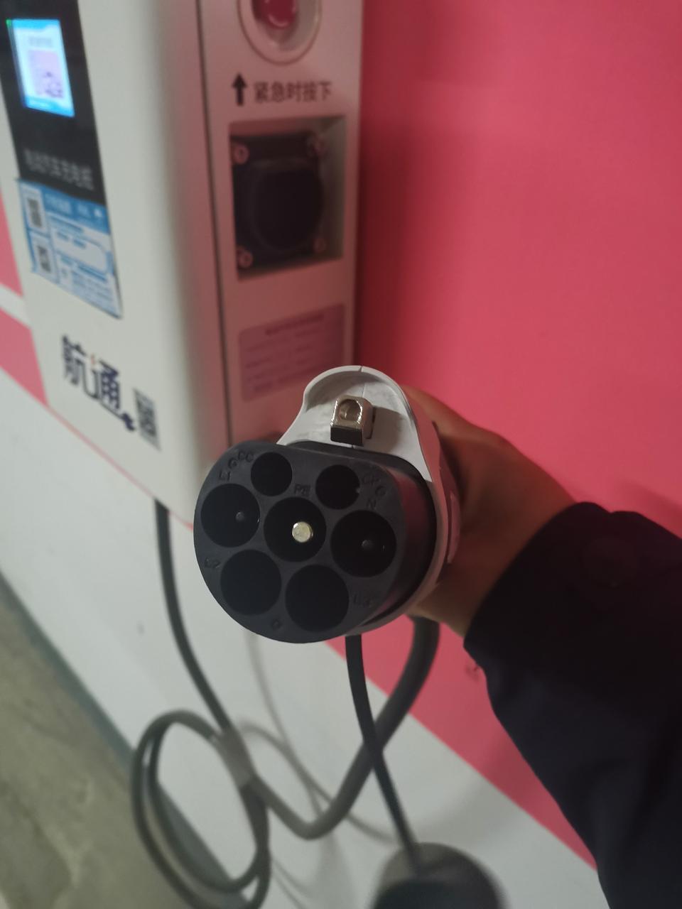 地下车库只有220V 32A的充电桩可以用，唐DM能充吗？会对电池有损坏还是充电效率更高了？