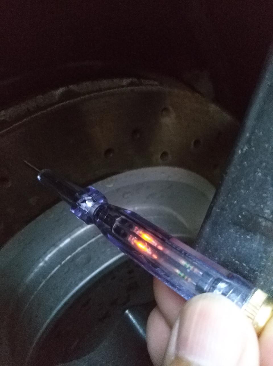 唐DM充电，所有金属材料是这样子带电，请问各位是否正常，送4s店检测说正常，这正常吗，求各位大神给点建议，急急急，谢谢！