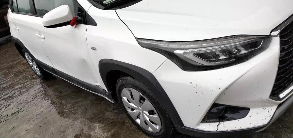 yaris l 致炫-我的2020志炫X高速上开到100上下变道有异响和震动70多码也有请大神解答下什么问题  新车上高数连续开300公里出现这样的问题刚提的车  正常嘛需要跟4S店反馈嘛？