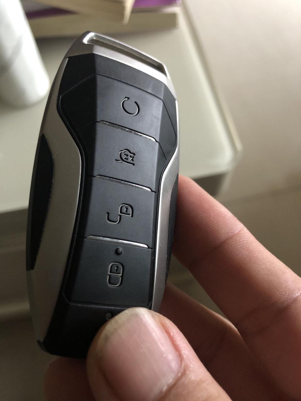 在这里表扬????比亚迪 车钥匙放在裤兜里忘记拿出了 就直接扔洗衣机里 洗完晾衣服时掉地上才发现钥匙???? 心塞啊  打开钥匙扣 一点税都没有 还能正常使用 赞赞赞????????????  唐DM车????