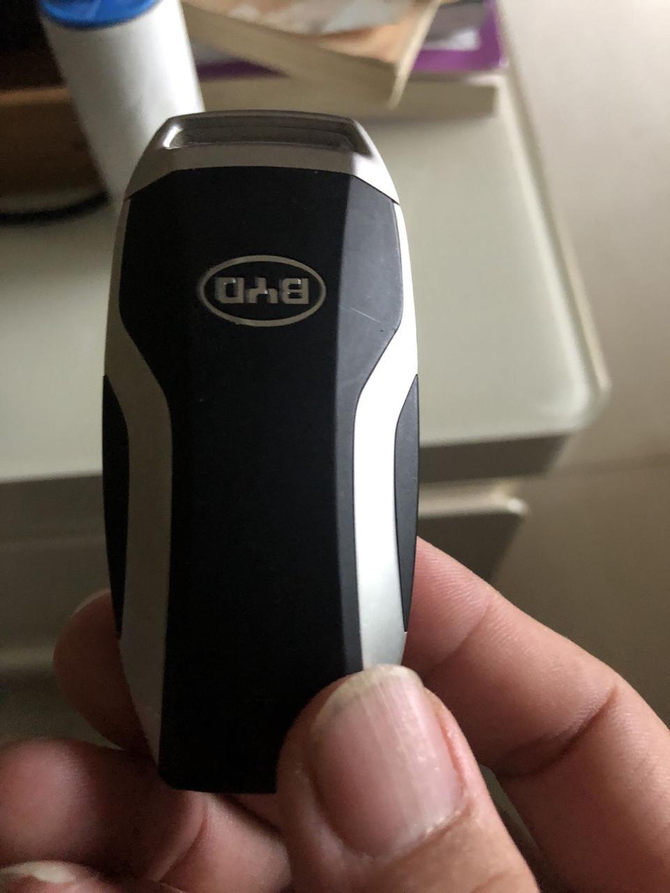 在这里表扬????比亚迪 车钥匙放在裤兜里忘记拿出了 就直接扔洗衣机里 洗完晾衣服时掉地上才发现钥匙???? 心塞啊  打开钥匙扣 一点税都没有 还能正常使用 赞赞赞????????????  唐DM车????