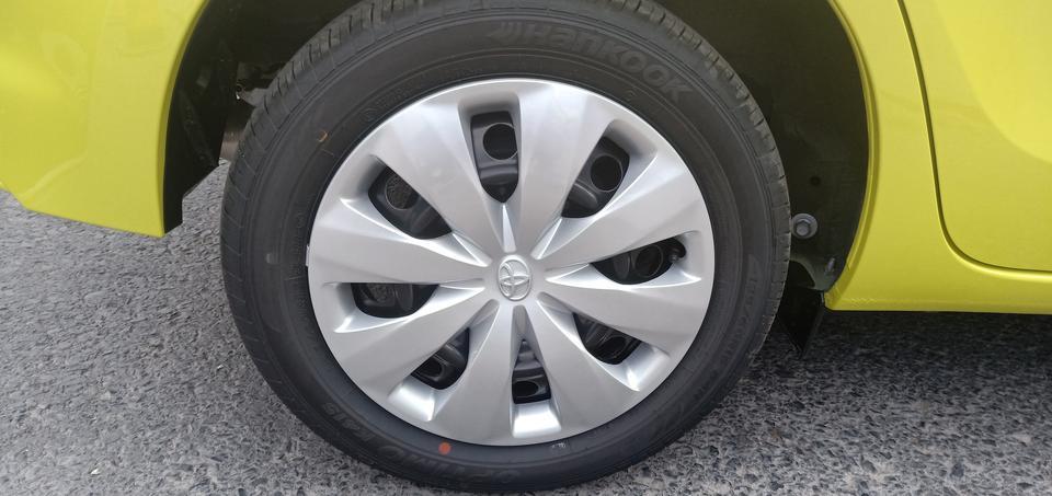 yaris l 致炫-致炫加装尾翼都是3m胶粘的。安全吗？另外有跟换轮胎盖的。有人说跑高速或者颠两下可能就掉了。有必要换吗？加装雾灯能否过审？先谢谢各位了。