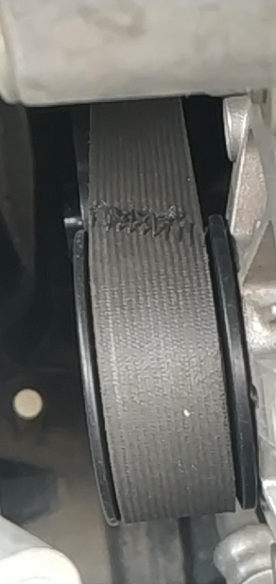 yaris l 致炫-2019年4月份买的新车，到现在半年多。跑了7400多公里，今天加玻璃水无意中看到皮带起毛了，很整齐的一排。看了网上好多人都说正常，每个车的皮带都这样。我就怕跑高速再断掉了就出大事了！问过四儿子了，四儿子说正常，不会断，我想问问其他致炫车主，你们也有这种情况吗？怎么处理！