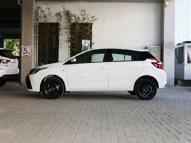 yaris l 致炫-我一个月工资五千五左右，不上高速，主要在市区跑跑，上下班代步，未婚，家离市区10公里左右，家里也没啥贷款，不需要还贷，我手里有两三万的存款，首付应该大概多少钱，钱不够的话可以叫父母给我添个首付，我能贷款买个丰田致炫1.5l自动挡的车吗，后期还贷我自己还，我这样的工资养个车有压力吗，大家帮忙分析下????