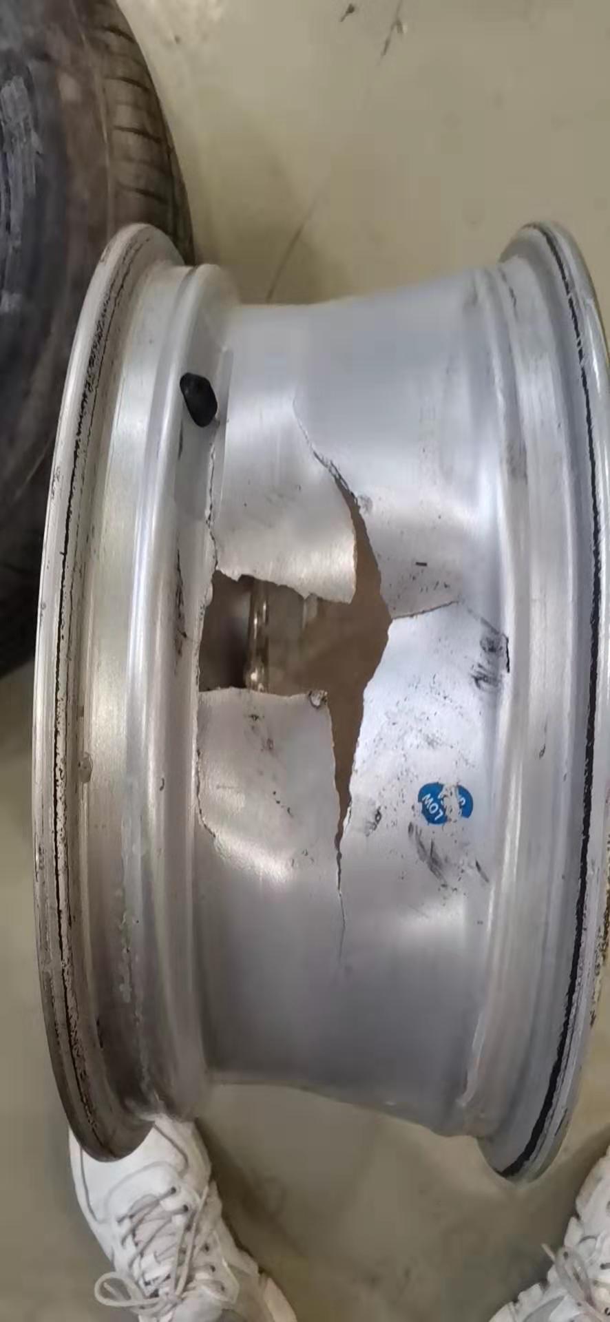 各位途铠的车友们，有出现过轮毂爆掉的情况吗？我家的车才买3个多月，在平整的柏油马路上行驶突然轮毂爆了，4s店说可能是受外力影响不予赔偿，找上汽大众厂家，厂家也不给答复。果然上市不久的新车就是毛病多，品质不好，服务还不行。真不知道大众什么时候变成这样了！