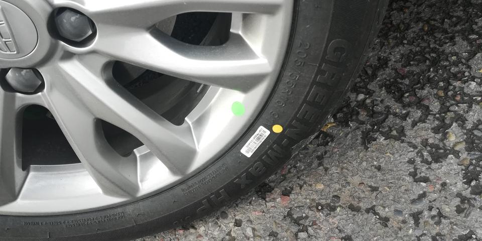 友友们我买了款远景豪华版自动挡的车轮三个是一牌子，另外一个是牌子，这是属于质量问题吗友友们给个建议