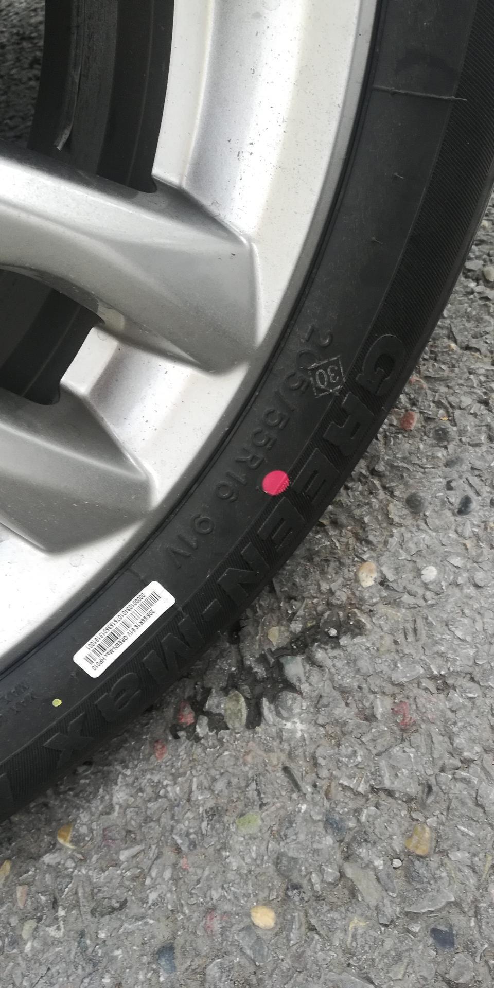 友友们我买了款远景豪华版自动挡的车轮三个是一牌子，另外一个是牌子，这是属于质量问题吗友友们给个建议