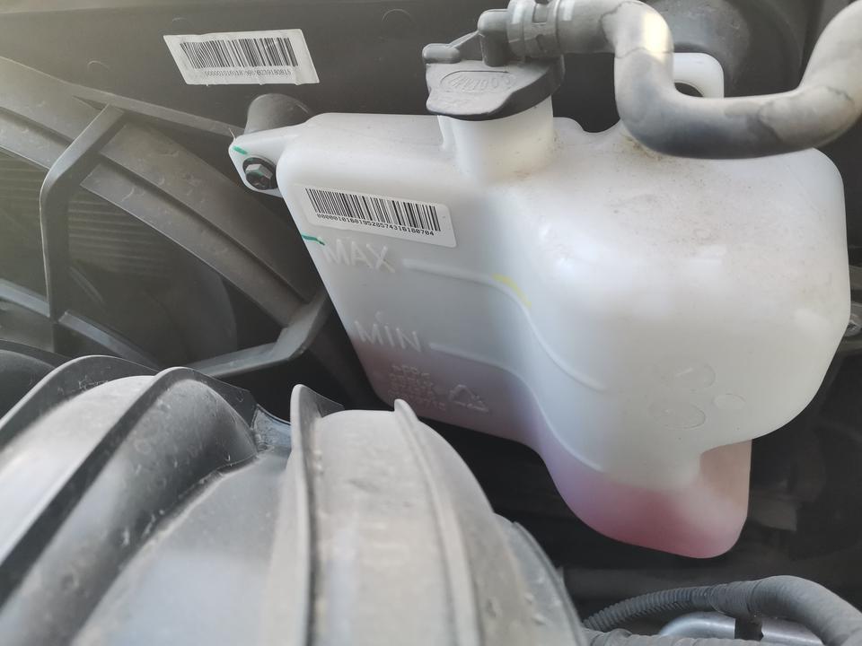 远景-今天做保养这防冻液明显已经到下线了工作人员说不用加有懂得大神吗说说怎么回事