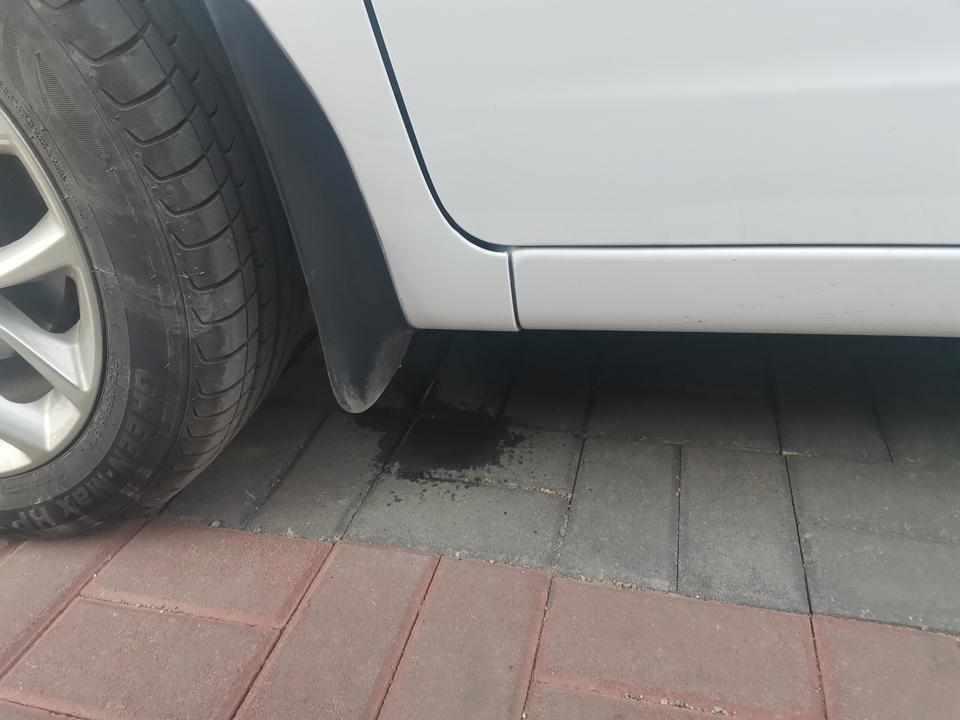 远景-喷玻璃水的时候这个位置漏水怎么回事？这也喷不到地下去啊