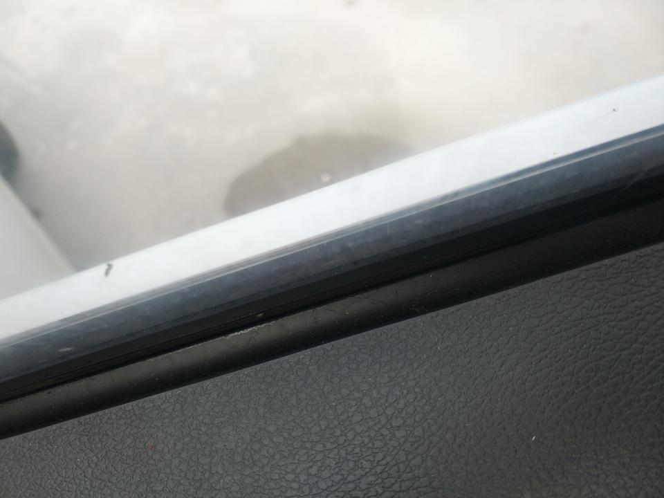 远景-才几个月的车  这个膜就这样 可以找店里换吗？还有玻璃下去上来的时候卡玻璃的这个脚垫直接掉下去了 声音很大
