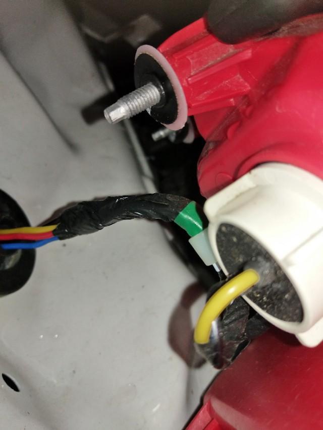 远景-是不是买了个二手车？为什么这里会用电工胶布粘住？ 新车会用电工胶布？把后灯拆开发现这里掉漆生锈了！没注意看完全看不到！