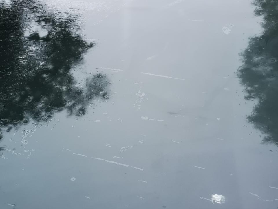 荣威rx5-下雨天，用雨刮器一刮，就会出现这种状况，晴天的时候一点问题也没