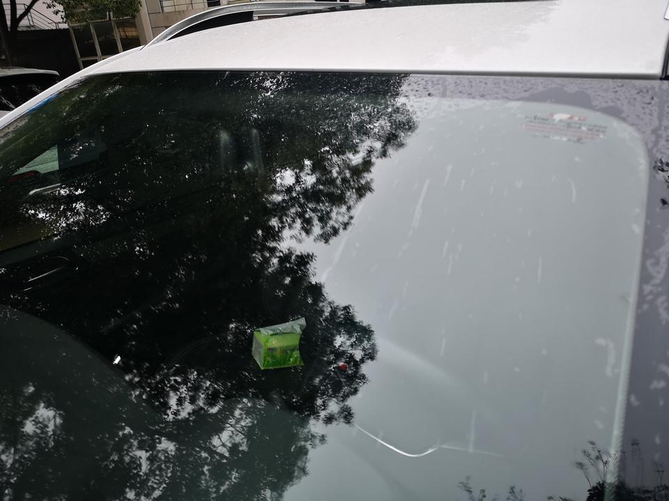 荣威rx5-下雨天，用雨刮器一刮，就会出现这种状况，晴天的时候一点问题也没