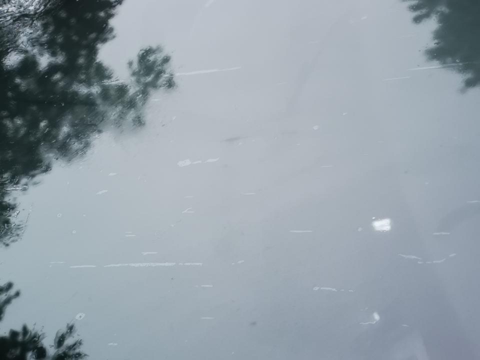 荣威rx5-下雨天，用雨刮器一刮，就会出现这种状况，晴天的时候一点问题也没