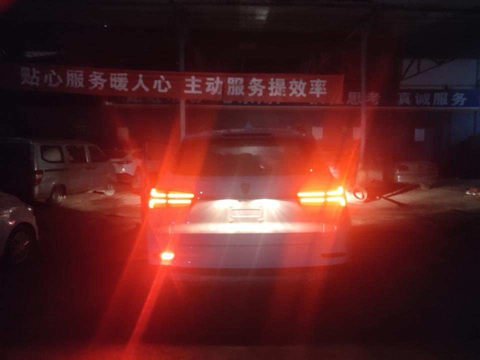 荣威rx5,下面有两个小灯一个亮一个不亮，是咋回事？求告知