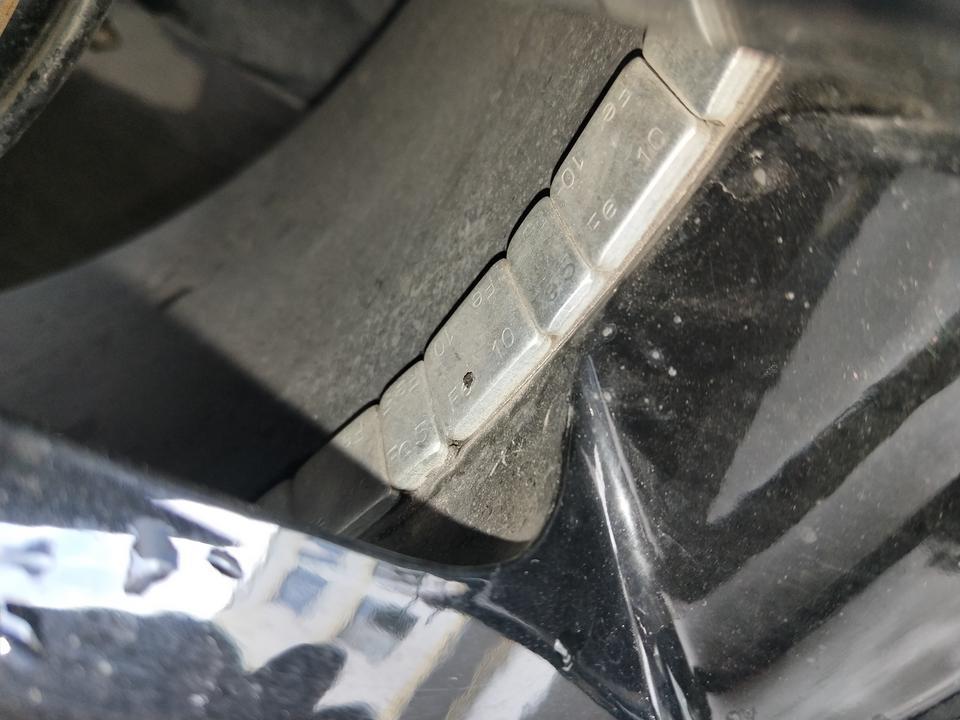 荣威rx5-请问一下，我的车轮胎的平衡块有些不一致，这个连在一起，另外的有又有隔开，还有一个轮胎找不到平衡块正常吗?