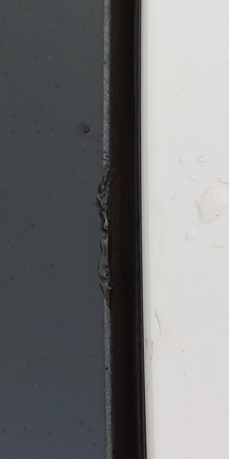 荣威rx5-rx5前挡玻璃顶端有被烧融的痕迹，你们的有吗？是质量问题还是出厂就是这样的？有影响吗？