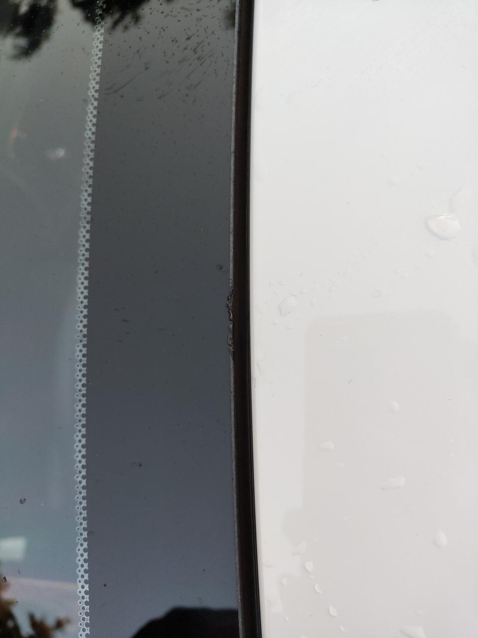 荣威rx5-rx5前挡玻璃顶端有被烧融的痕迹，你们的有吗？是质量问题还是出厂就是这样的？有影响吗？