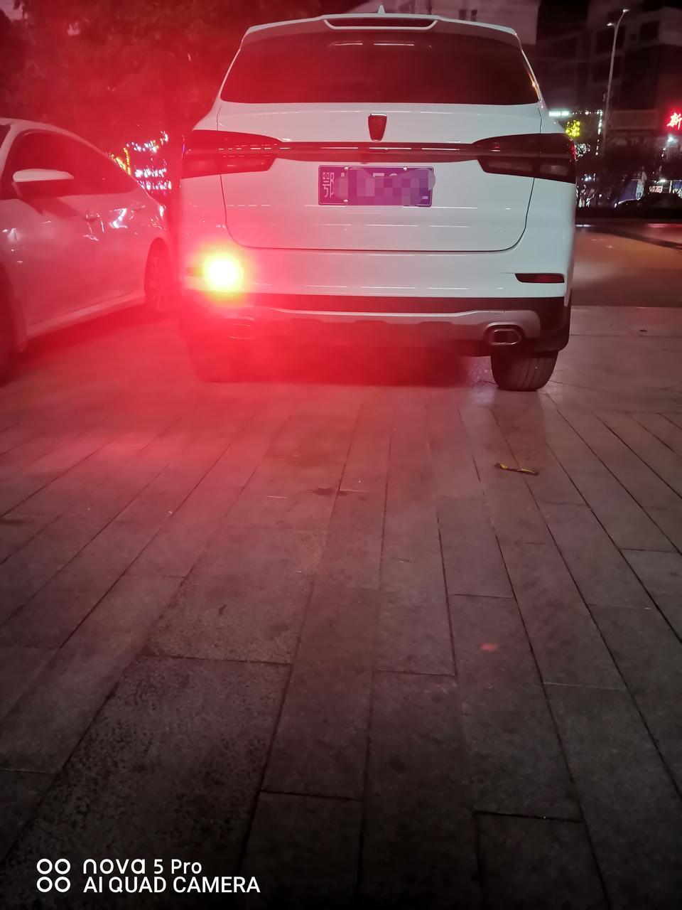 荣威rx5-20款的新车 提回去一个星期 才发现后面这个灯才亮一个厂家售后说坏了   4S店售后说就是这样设计的 到底该信谁的  各位老铁你们的也是这样吗？