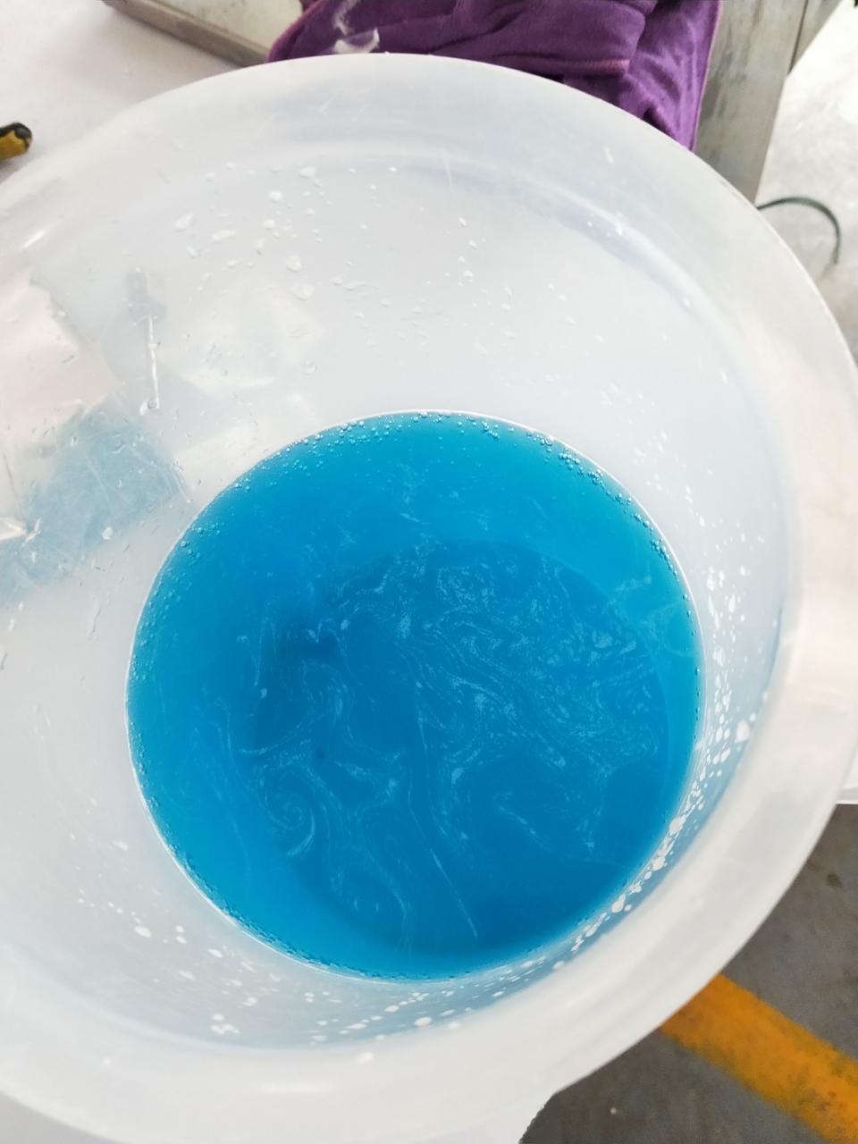 荣威rx5-各位玻璃水颜色不一样，自己拿添加剂和自来水兑的，可以加到车里不，大神们