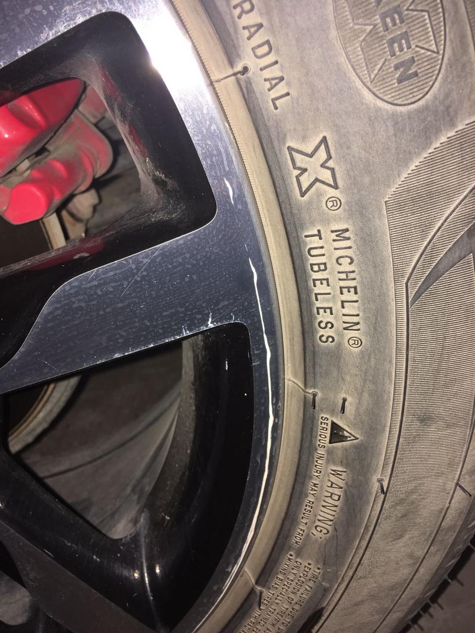 荣威rx5轮毂上面有蜗牛爬行壮是什么原因？已经索赔了两个新的，过了一段时间又有了，轮毂被磕伤后厂家就不索赔了吗？
