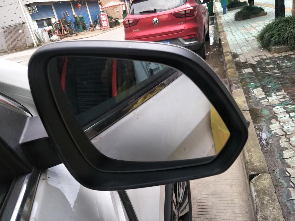 荣威rx5-为什么我的后视镜里面的那块玻璃总是会一边翘出来，按进去过一天他又翘出来了