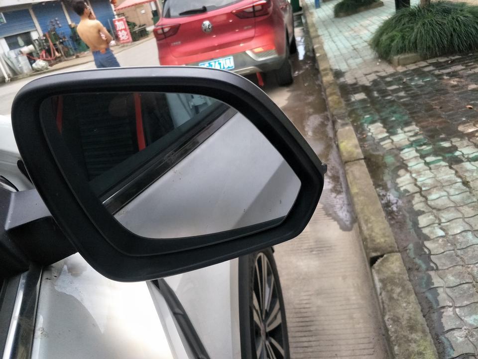 荣威rx5-为什么我的后视镜里面的那块玻璃总是会一边翘出来，按进去过一天他又翘出来了