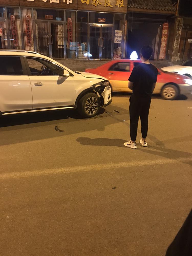 荣威rx5-前段时间被撞，想问各位大神，我自动挡D挡在行进中被撞，会对变速箱造成损伤吗？下图是被撞时的样子，已经躲闪不了了。我刚起步20多迈，对方40迈。求助，小弟新人，啥也不懂。