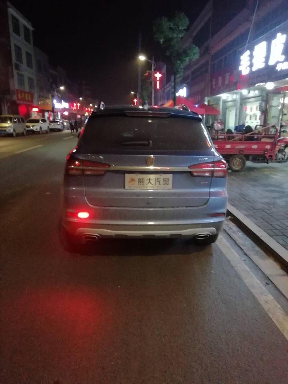荣威rx5-今天刚提的车  晚上才发现车灯有一只是坏的  大神门知道这是什么情况