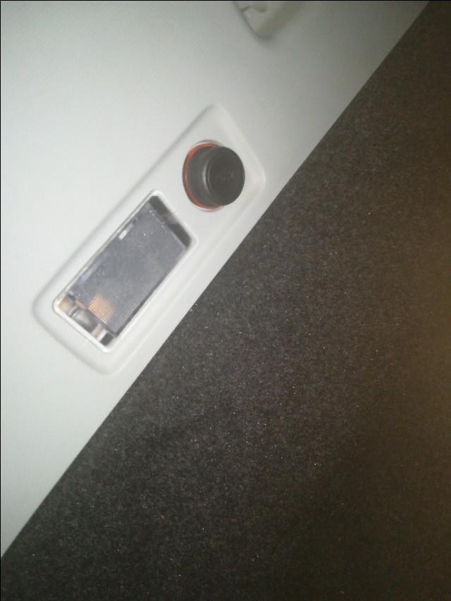 荣威RX5车辆后备箱有个照明灯很正常，但是再给你配备一个十二伏电源孔，这就很贴心了，