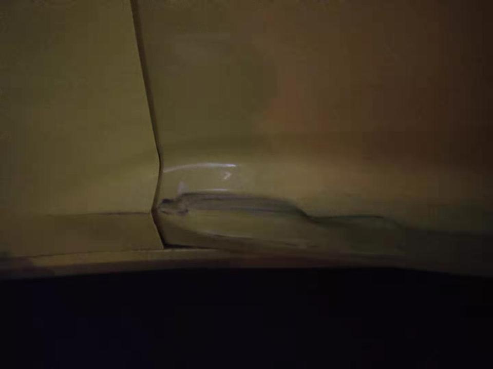 科迈罗-新车，主驾驶下面划了点漆皮，凹进去一点，修一下大概得多少钱