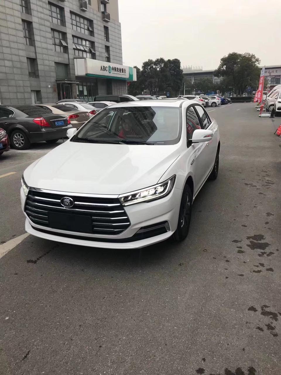 比亚迪秦这五种颜色的车是不是都有啊？