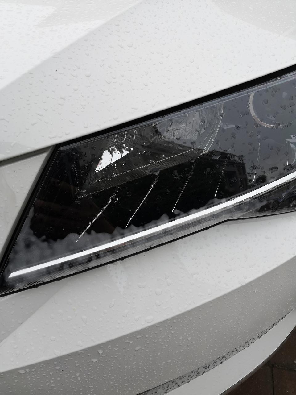 速派1.8t 舒适版 下雨天大灯内有水汽正常么？