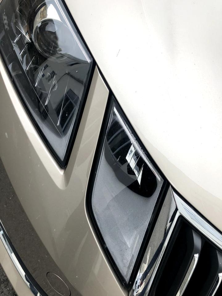明锐-新车，还没上牌，大灯起水雾，正常吗？