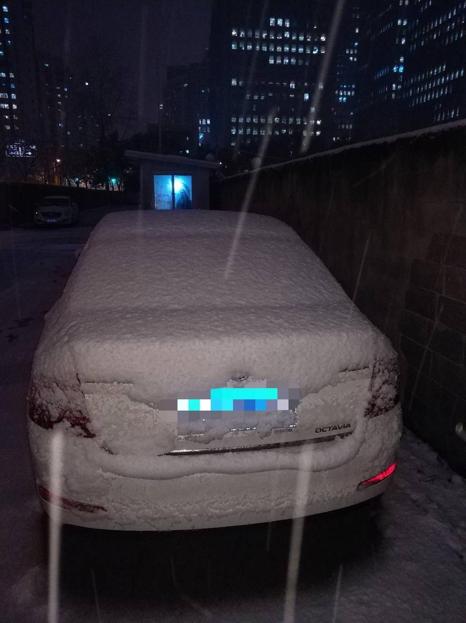 最近一直在看中保研的碰撞测试，上汽大众让我有点慌啊；当年买明锐的时候，我记得4S在大门最显眼的地方放了个明锐的白车身，而且欧洲的碰撞成绩也非常好，当时觉得安全靠谱，现在看了上汽大众这么不要脸，不知道明锐在安全方面有没有简配，难道要我配个头盔？?