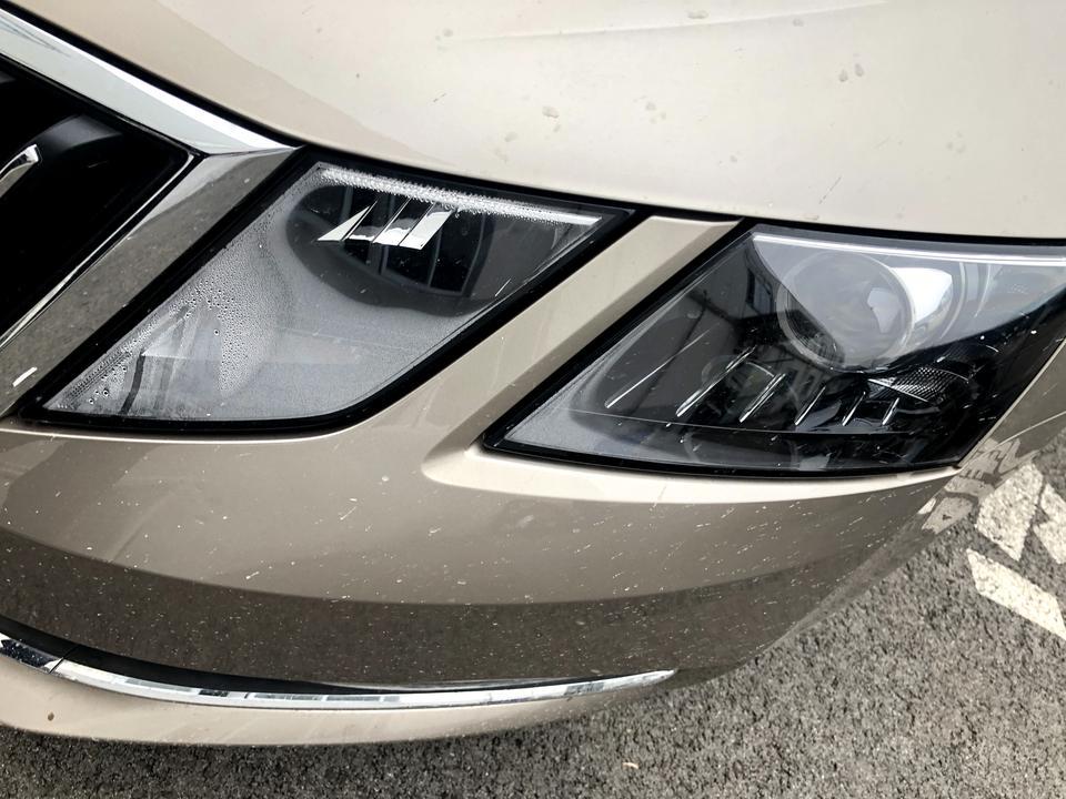 明锐-新车，还没上牌，大灯起水雾，正常吗？