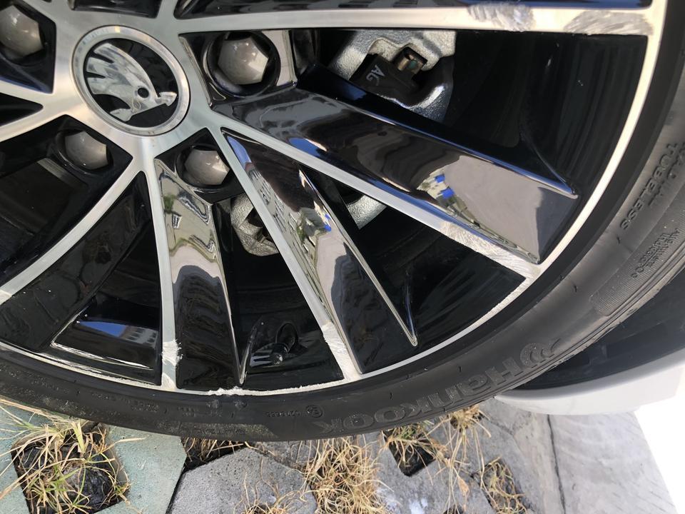 明锐-撞成这样了是不是得把整个轮胎都换掉啊，这得多少钱啊、