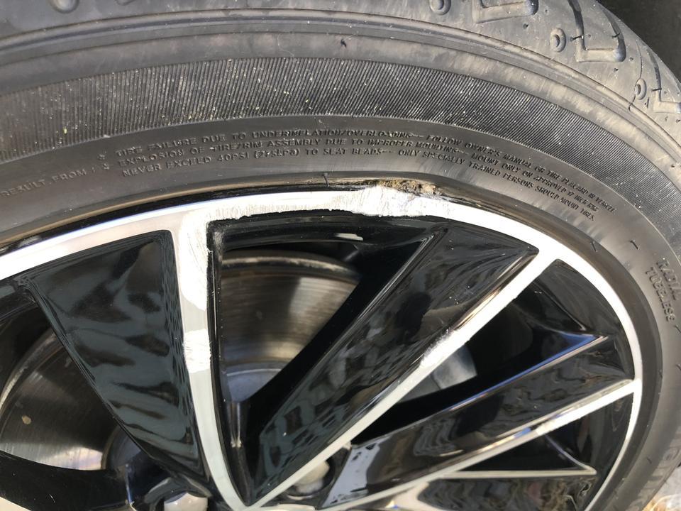 明锐-撞成这样了是不是得把整个轮胎都换掉啊，这得多少钱啊、