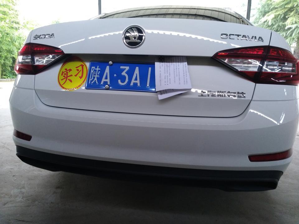 刚买了几个月的18款明锐，手动标准型车1.6排量，车屁股后面咋么牵引钩？